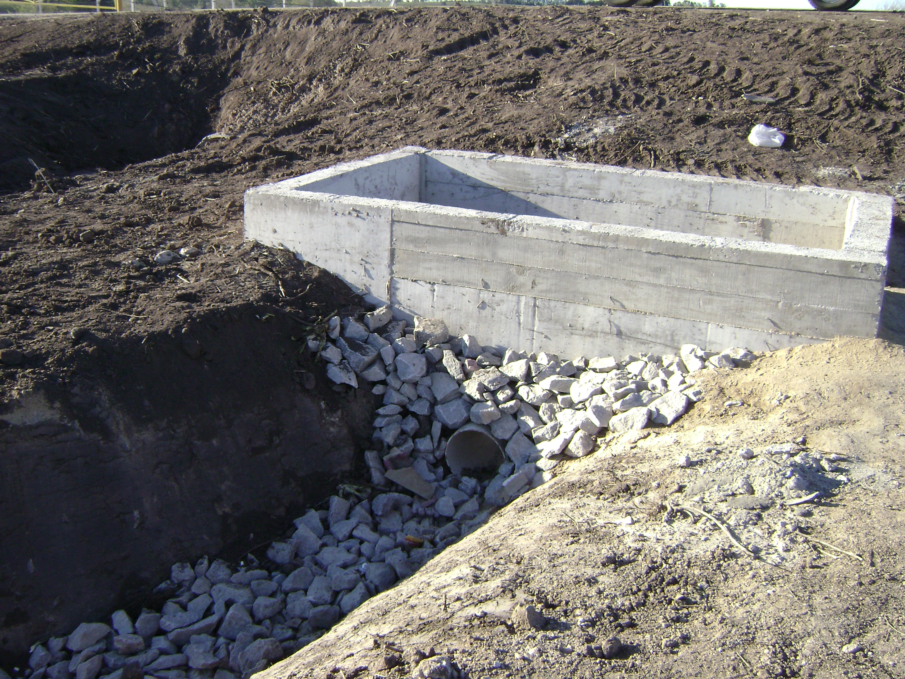 Estructura de descarga pluvial en concreto